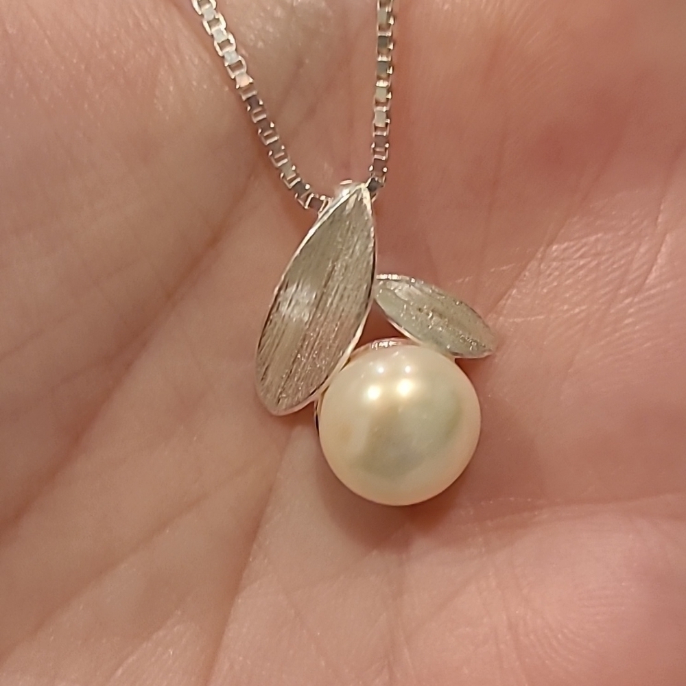 Natural freshwater pearl with leaves sterling silver necklace